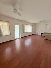 1110 Venetian Way in Miami Beach, FL - Building Photo - Building Photo