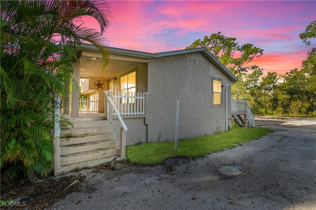 2313 Hamilton Ave in Alva, FL - Building Photo