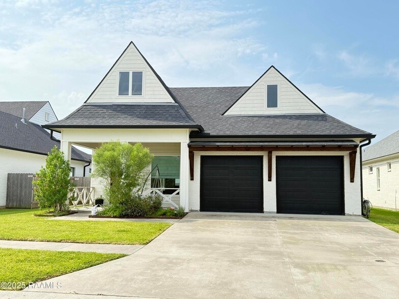 200 Windmill Palm Ln in Youngsville, LA - Building Photo