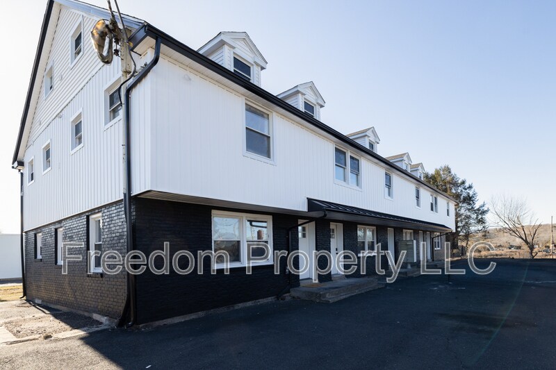 28 Aircraft Rd in Southington, CT - Building Photo