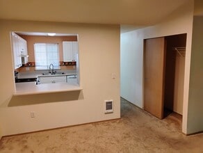 23323 Cedar Way, Unit H-302 in Mountlake Terrace, WA - Foto de edificio - Building Photo