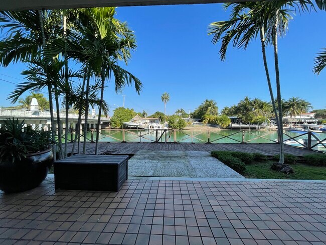 2133 Calais Dr, Unit #4 in Miami Beach, FL - Building Photo - Building Photo