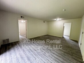 8620 Countryshire Ln in Kansas City, MO - Building Photo - Building Photo