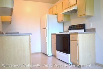 739 Jackson St W in Monmouth, OR - Foto de edificio - Building Photo