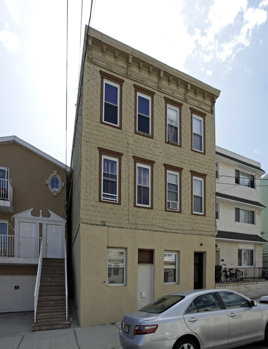 317 68th St in West New York, NJ - Building Photo