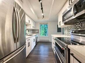 4717 W Lake Sammamish Pkwy SE in Issaquah, WA - Building Photo - Building Photo