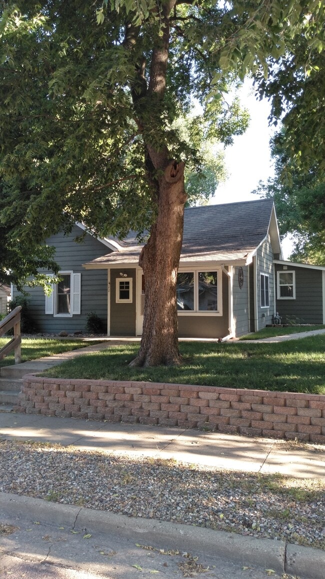 411 W Clark St in Vermillion, SD - Foto de edificio - Building Photo