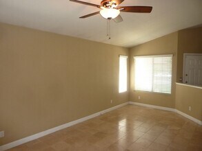 9091 Bungalow Way in Elk Grove, CA - Building Photo - Building Photo
