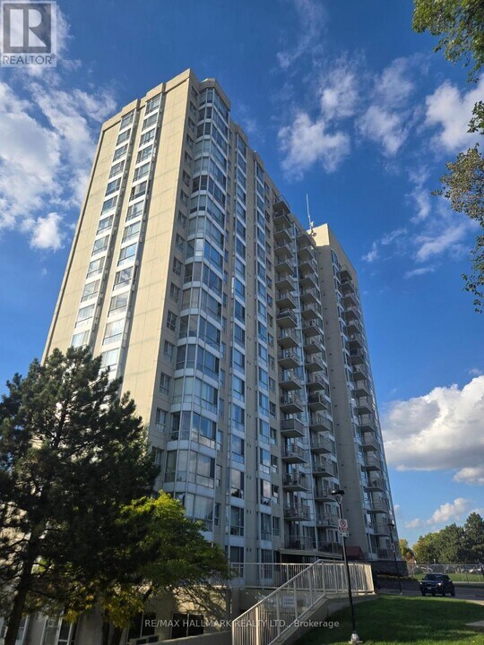 3077 Weston Rd in Toronto, ON - Building Photo