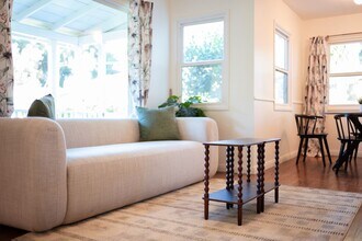 252 E Scenic Dr in Monrovia, CA - Building Photo - Building Photo