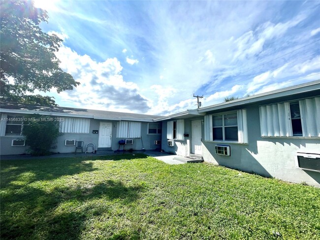 7551 Venetian St in Miramar, FL - Foto de edificio - Building Photo