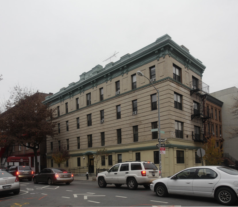 551 De Kalb Ave in Brooklyn, NY - Building Photo