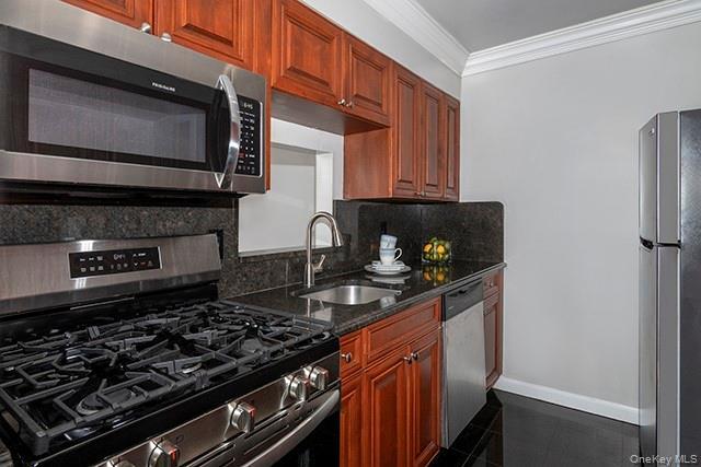 150 Lake Pointe Dr in Middle Island, NY - Building Photo - Building Photo