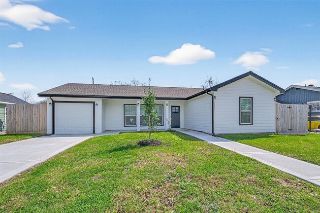 2202 Alabama St in Baytown, TX - Building Photo - Building Photo