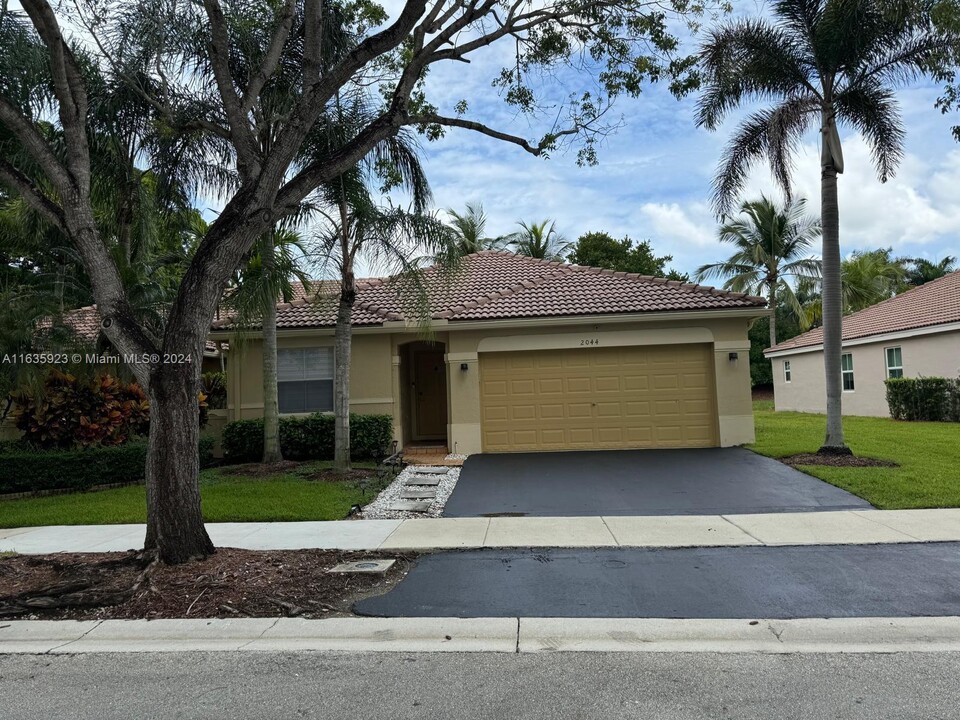 2044 Andromeda Ln in Weston, FL - Building Photo