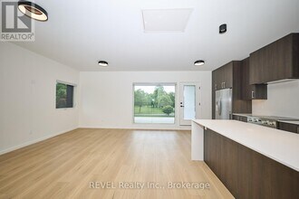 5361 Valley Wy in Niagara Falls, ON - Building Photo - Building Photo