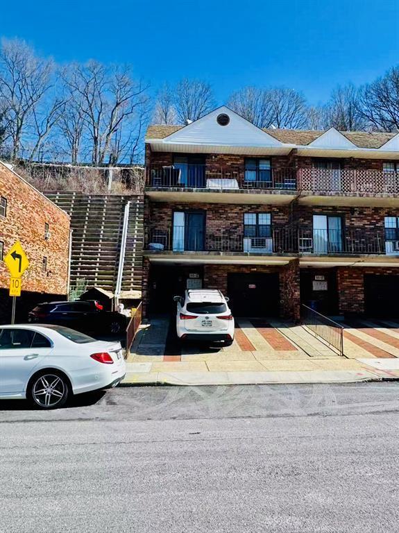 65-15 242nd St in Queens, NY - Foto de edificio - Building Photo