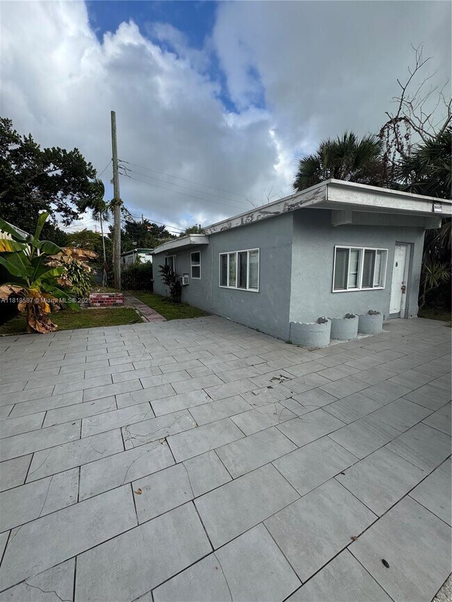 2075 NE 135th Terrace in North Miami Beach, FL - Building Photo - Building Photo