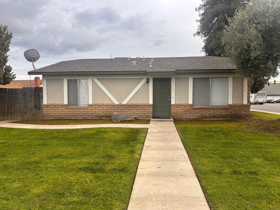 1711-1713 E Vassar Dr in Visalia, CA - Building Photo