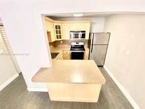 10400 SW 108th Ave in Miami, FL - Building Photo - Building Photo