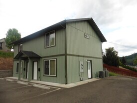 667 NE Denver St in Roseburg, OR - Building Photo