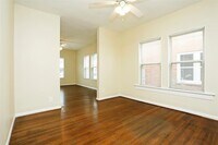 511 W Gray St photo'