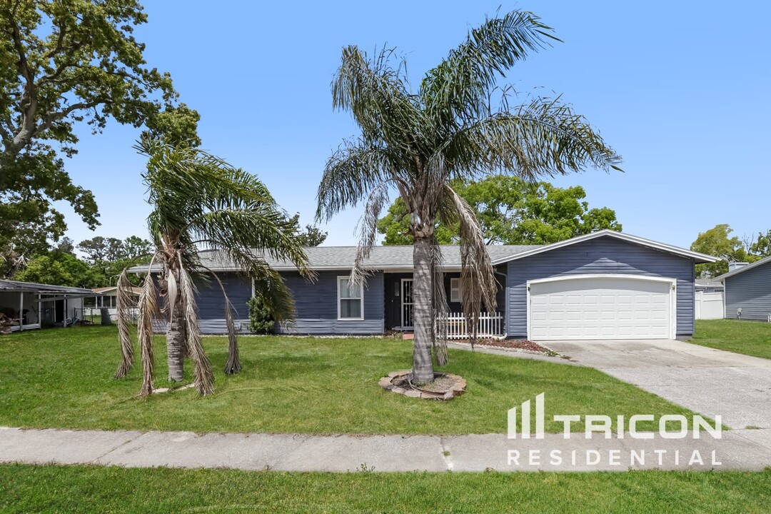 4399 Crescent Rd in Spring Hill, FL - Building Photo