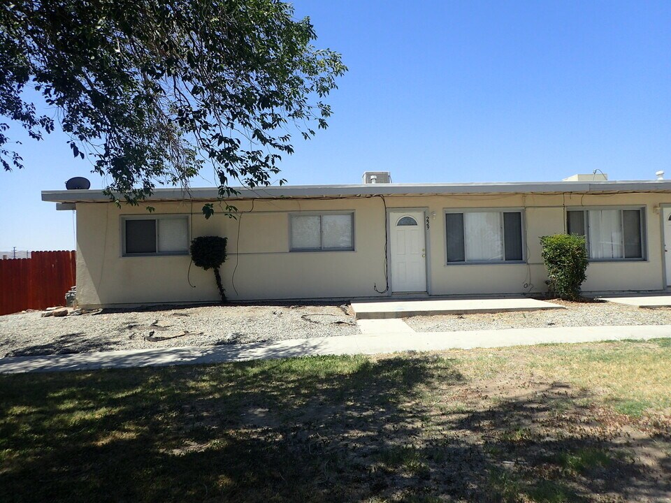 229 Kashmir Ln in Ridgecrest, CA - Foto de edificio
