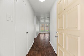 15362 Meadow Village Dr in Houston, TX - Building Photo - Building Photo