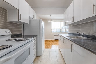 Parkway Manor in Toronto, ON - Building Photo - Interior Photo