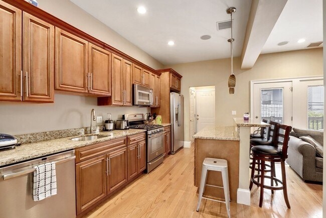property at 423 E 5th St