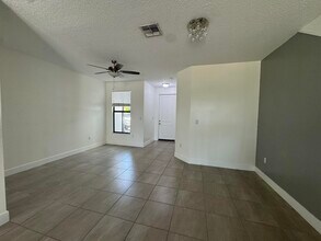 2037 Oysterwood Ln in Riviera Beach, FL - Building Photo - Building Photo