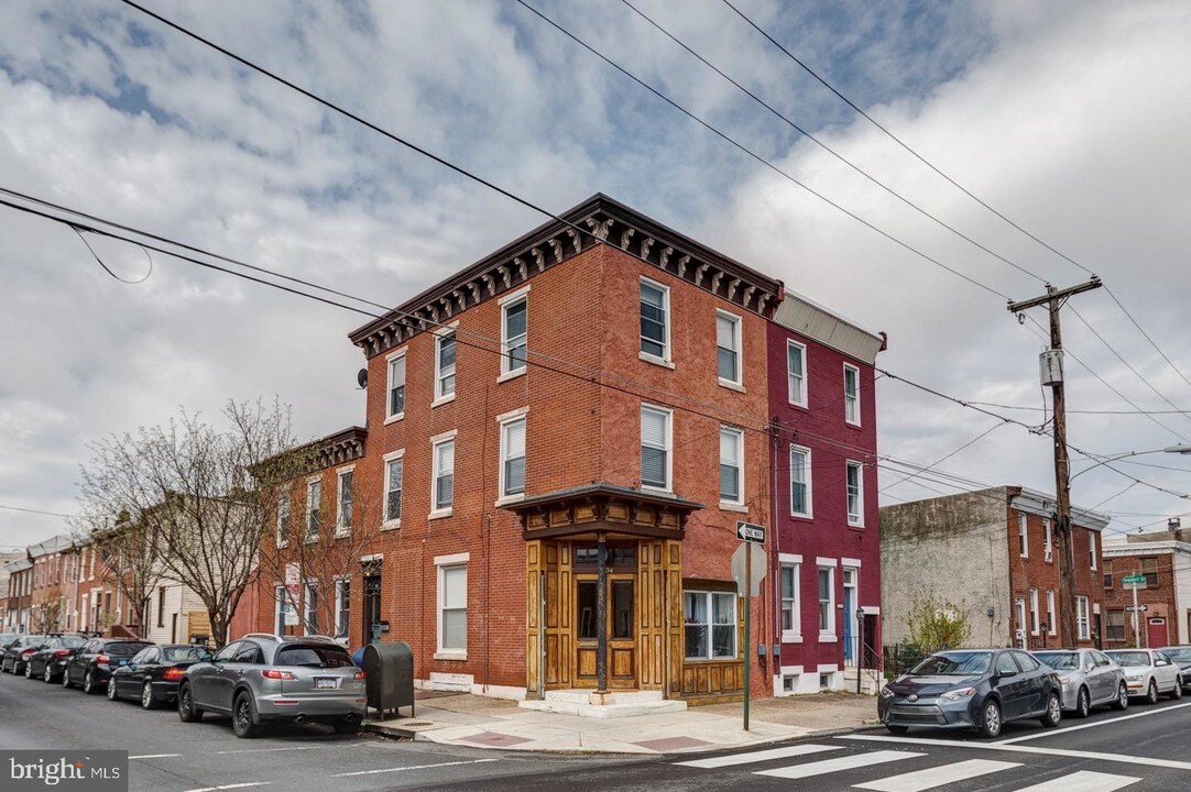 2434 E Dauphin St in Philadelphia, PA - Building Photo