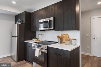 3449 Scotts Ln, Unit B221 in Philadelphia, PA - Foto de edificio - Building Photo