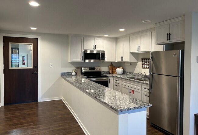 Edgerton Manor in Maplewood, MN - Building Photo - Building Photo