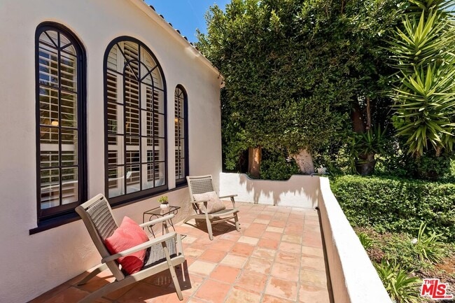 119 N Almont Dr in West Hollywood, CA - Building Photo - Building Photo