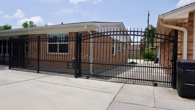902 Hidden Valley Dr in Houston, TX - Building Photo - Building Photo