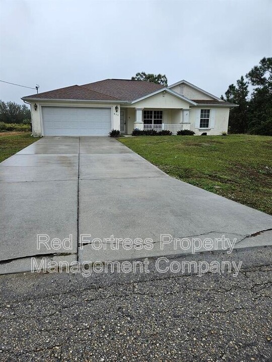 804 Maple Ave N in Lehigh Acres, FL - Building Photo