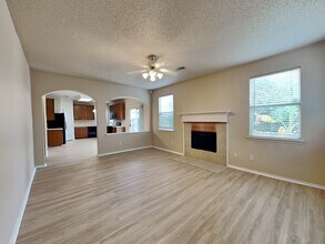 8213 Cedarcrest Ln in Fort Worth, TX - Foto de edificio - Building Photo