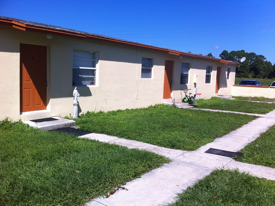 3105-3111 Avenue T in Fort Pierce, FL - Building Photo