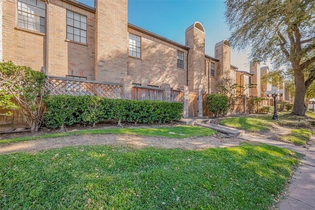 9800 Pagewood Ln in Houston, TX - Building Photo - Building Photo