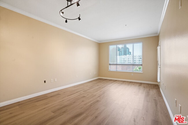 100 S Alameda St in Los Angeles, CA - Foto de edificio - Building Photo