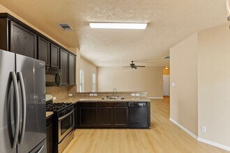 7014 Hazelnut Ln in Baytown, TX - Building Photo - Building Photo