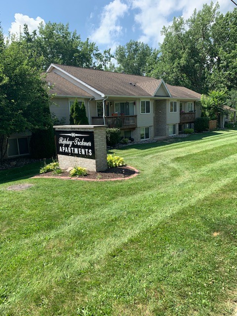 Ripley Tickner Apartments in Linden, MI - Foto de edificio