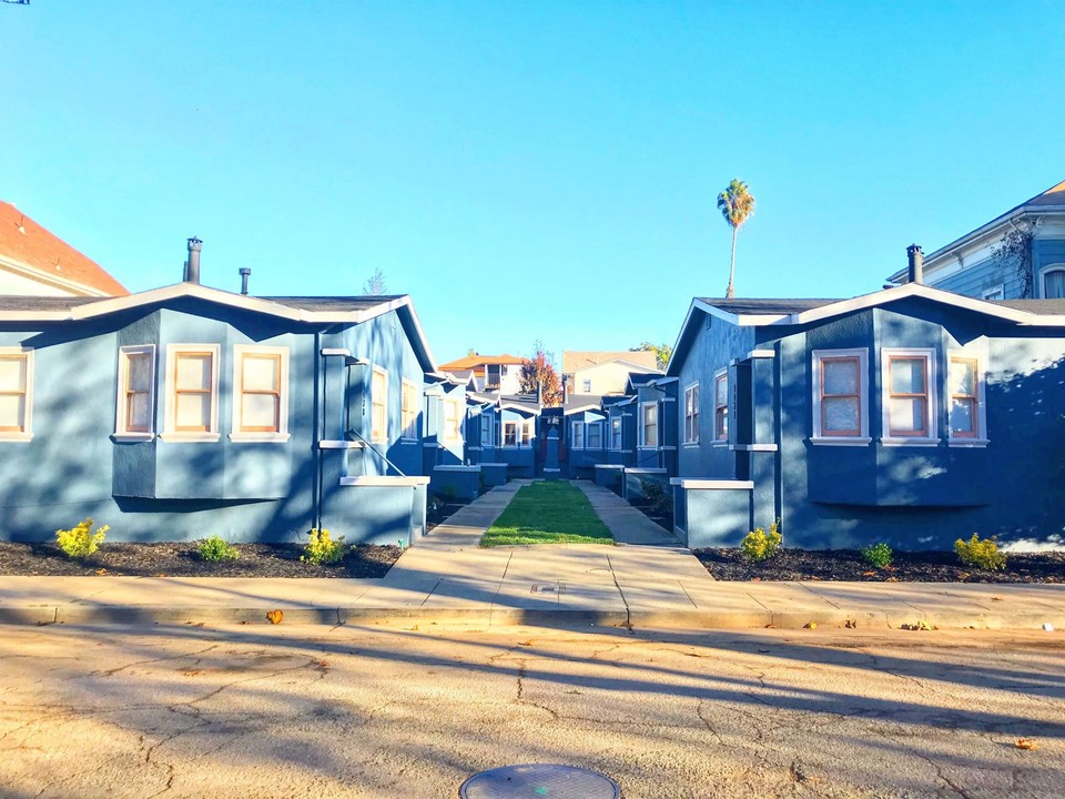 1422 & 1438 Chestnut Street (8 Bungalows) in Oakland, CA - Building Photo