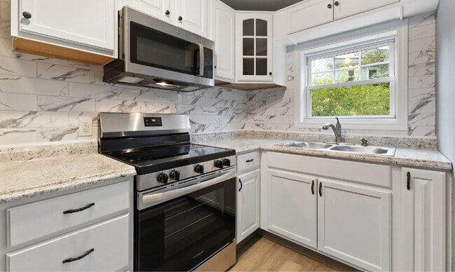 32 Christine St in Torrington, CT - Foto de edificio - Building Photo