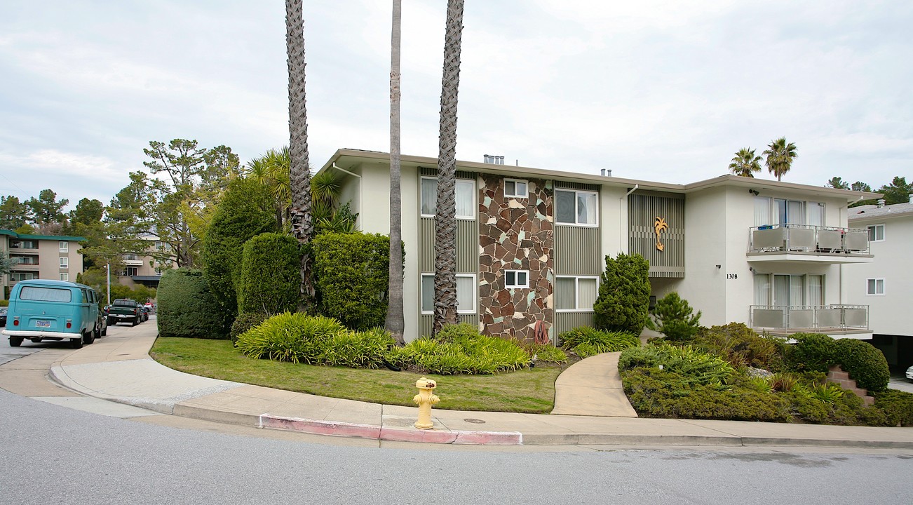 1308 Palos Verdes Dr in San Mateo, CA - Foto de edificio