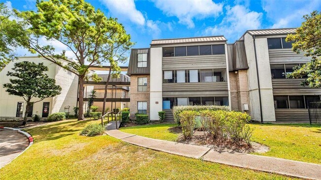 3035 Walnut Bend Ln in Houston, TX - Building Photo - Building Photo