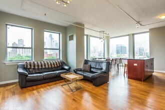 437 W Division St, Unit 610 in Chicago, IL - Building Photo - Building Photo
