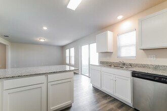 1409 Sarasota Dr in Poinciana, FL - Building Photo - Building Photo
